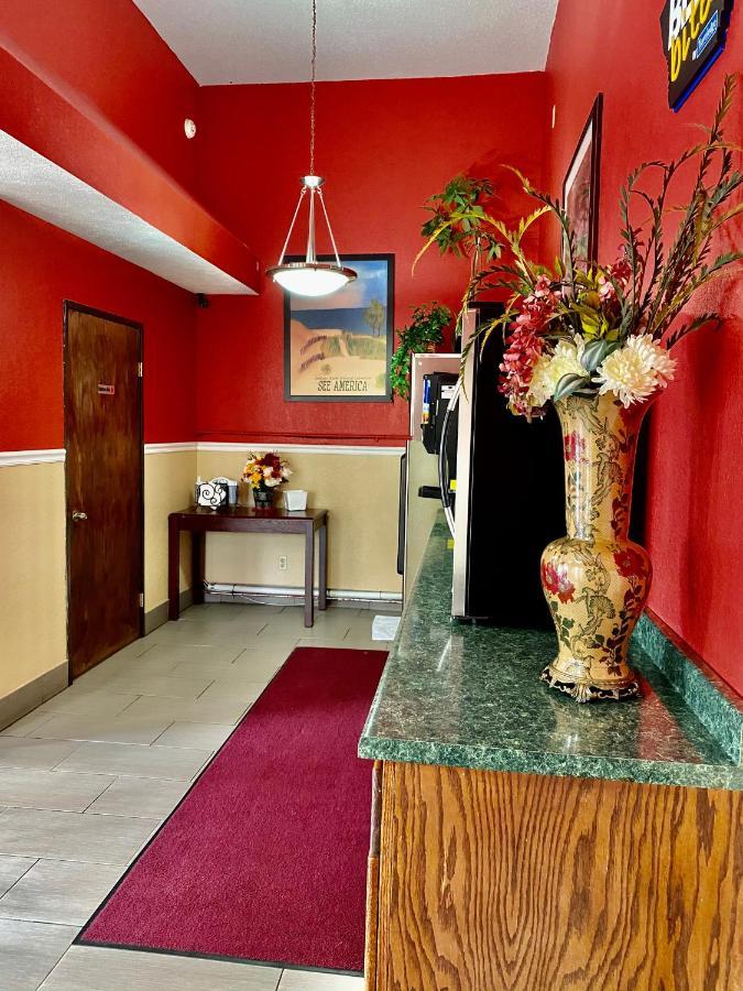 فندق ترافيلودج باي ويندام لا بورت/ميتشيجان سيتي أريا La Porte المظهر الخارجي الصورة